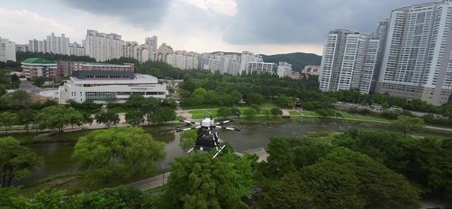 항공 스타트업 디스이즈엔지니어링이 개발한 물품 배송용 드론이 도심 상공을 비행하고 있다. 디스이즈엔지니어링 제공.