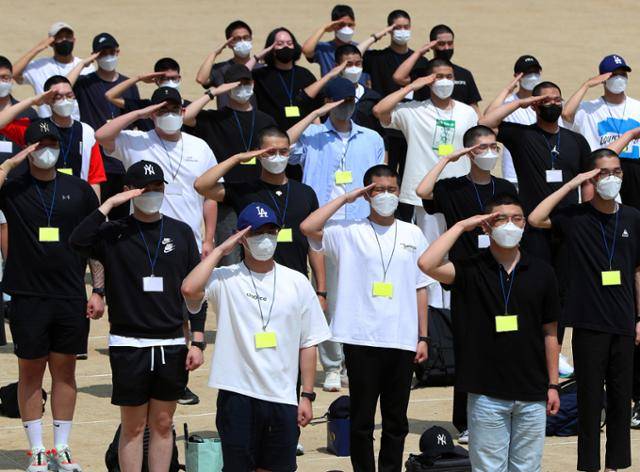 지난 6월 20일 강원 화천군 육군15사단 신병교육대대에서 열린 입영식에서 장병들이 거수경례하고 있다. 연합뉴스