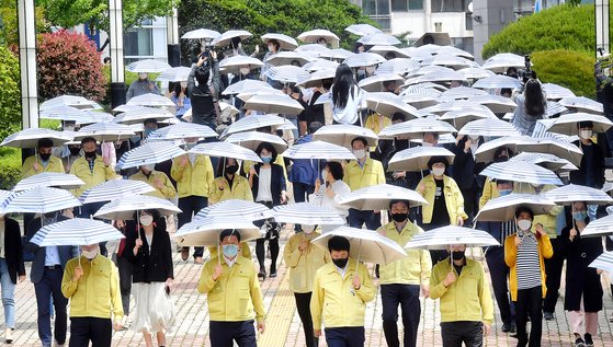지난해 부산 남구청은 여름철 무더위 대비 '양산 쓰기 캠페인'을 펼치고 있다. 송봉근 기자