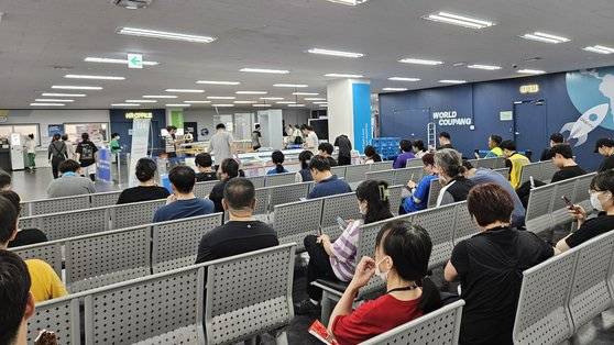 지난 7월 29일 쿠팡 물류센터 동탄지점 1층 안내데스크에서 작업자들이 휴식을 취하고 있다. 휴식 시간 작업공간 밖으로 나오면 아이스크림을 먹을 수 있다. 장서윤 기자