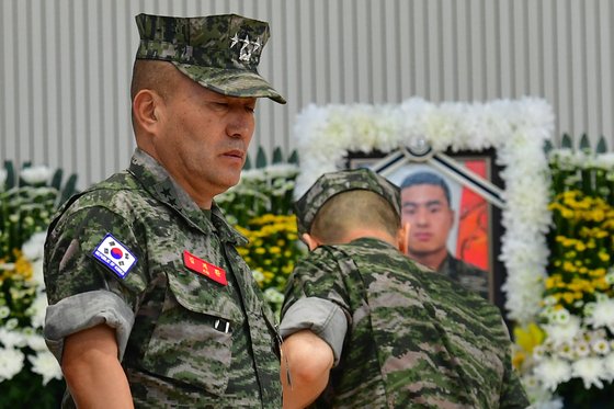 김계환 해병대사령관이 지난 20일 오후 경북 포항시 해병대 1사단 내 김대식 관에 마련된 고 채수근 일병 빈소에서 헌화와 분향을 마친 후 발걸음을 옮기고 있다. 뉴스1