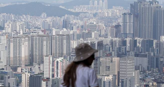 서울 중구 남산에서 도심 아파트 단지가 보인다. 사진=뉴스1