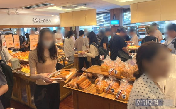 오픈런 끝에 사람들이 빵을 고르고 있는 모습. /사진=김세린 기자