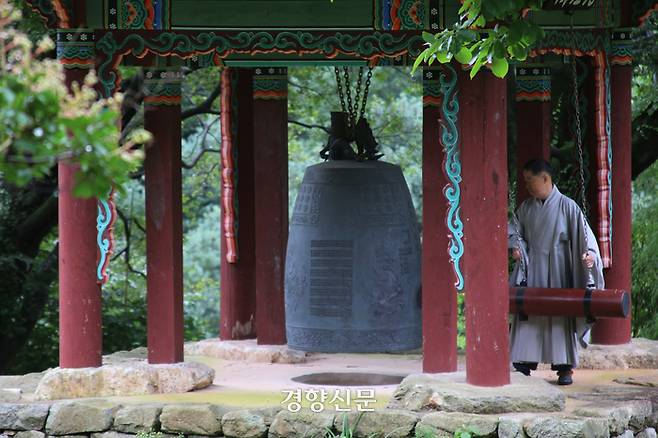 지난 24일 오전 전북 남원 귀정사에서 중묵 처사가 아침 범종을 치고 있다. 조해람 기자