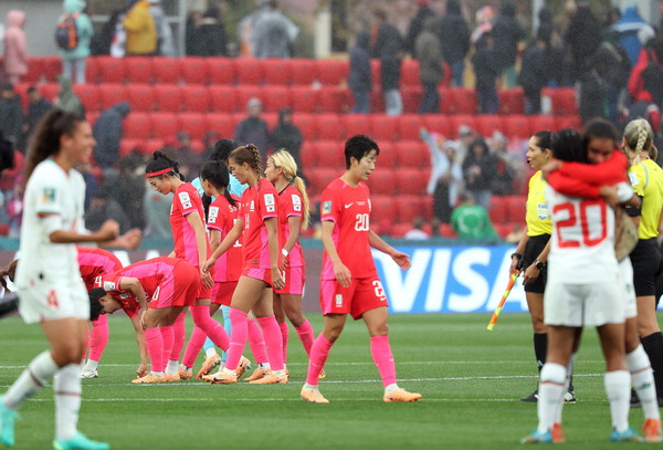 한국 여자축구 대표팀 선수들이 30일 호주·뉴질랜드 월드컵 조별리그 2차전에서 모로코에 0-1로 패한 뒤 아쉬워하고 있다. 연합뉴스