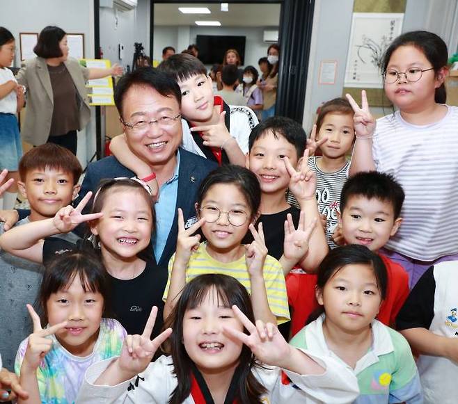 손병복 군수가 돌봄센터 이용 아동들과 기념촬영을 하고 있다. (울진군 제공) 2023.07.31