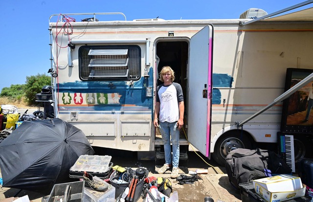 한 미국인 노숙자 청년이 미국 캘리포니아주 로스앤젤레스 외곽 빈땅에 버려진 캠핑카를 집 삼아 포즈를 취하고 있다. 뉴욕타임스는 30일(현지시간) 미국 연방정부 통계에 따르면 미국 전체 노숙자의 절반 가량이 캘리포니아에 머물고 있다고 보도했다.  AFP 연합뉴스