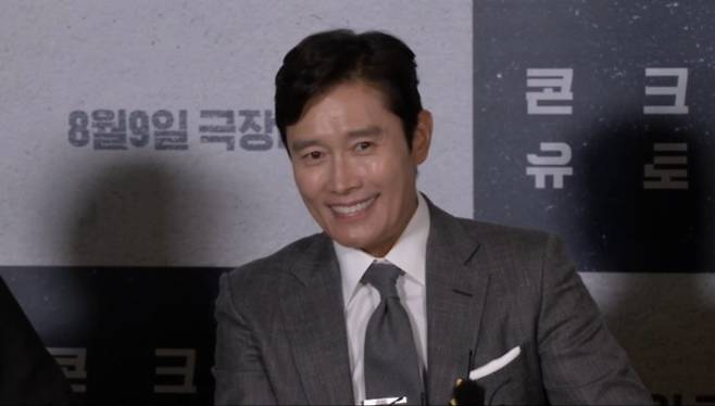 인터뷰 중인 이병헌 배우 [사진=MBN]