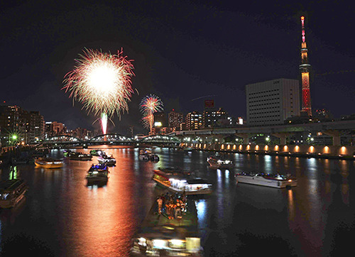 On the Sumida River, which crosses downtown Tokyo from north to south, colorful fireworks embroider the night sky on July 29. More than 1 million people flocked to the Sumida River fireworks, which was suspended due to Covid-19 and reopened four years later. [Photo by Yonhap]