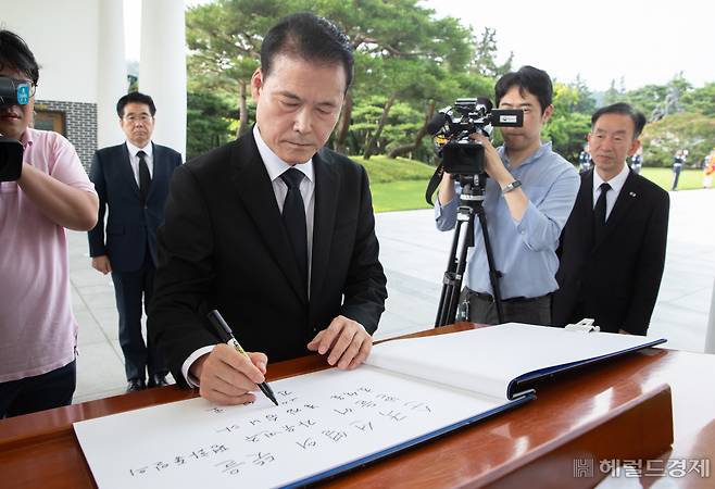 김영호 통일부 장관이 31일 서울 동작구 현충원을 찾아 참배한 뒤 방명록을 작성하고 있다. 임세준 기자