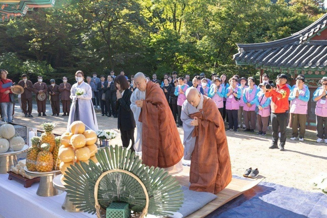 지난해 10월 2일 화엄사 경내 차일혁 경무관 공덕비 앞에서 첫 추모행사가 열리고 있다. [화엄사 제공]