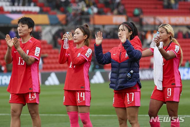 [호주=AP/뉴시스] 30일 오후(한국시간) 호주 애들레이드 힌드매쉬스타디움에서 열린 2023 국제축구연맹(FIFA) 호주·뉴질랜드 여자 월드컵 H조 2차전 대한민국 대 모로코 경기, 1대0으로 패배한 대한민국 선수들이 아쉬워하고 있다. 2023.07.30.