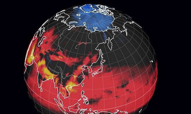 세계 기상 정보 비주얼 맵인 어스널스쿨로 확인한 28일 오후 4시 한반도 주변 기온과 불쾌지수가 붉게 표시되고 있다. 어스널스쿨 캡처