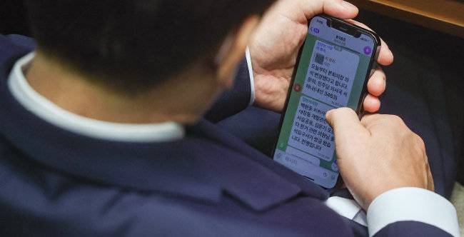 이재명 더불어민주당 대표가 2022년 9월 1일 서울 여의도 국회에서 열린 본회의에서 김현지 보좌관(전 경기도청 비서관)으로부터 받은 검찰 출석 통보 관련 내용의 문자를 보고 있다. [국회공동취재사진]