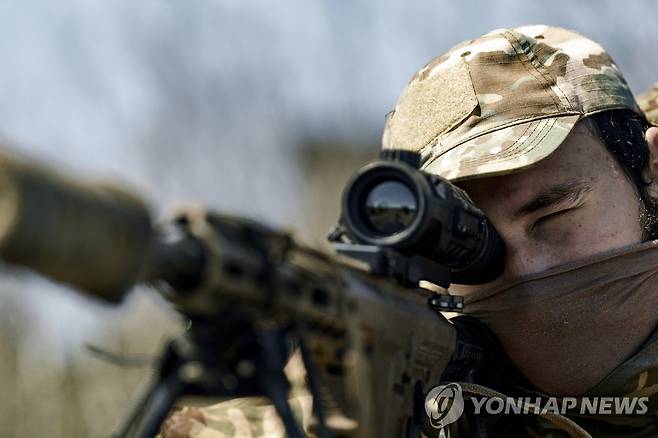 바흐무트의 우크라이나군 저격수 [AP=연합뉴스 자료사진. 기사 내용과 직접 관계 없음]