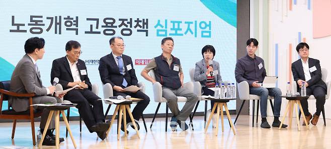 왼쪽부터 윤동열 대한경영학회 회장, 이명로 중소기업중앙회 인력정책본부, 홍종선 한국경영자총협회 근로기준정책팀장, 이정희 전국민주노동조합총연맹 정책실장, 황선자 한국노동조합총연맹 중앙연구원 부원장, 유준환 새로고침 노동조합협의회 의장, 김기선 충남대 법학전문대학원 교수가 31일 오후 서울 중구 순화동 KG타워 하모니홀에서 열린 ‘제3회 노동개혁 고용정책 심포지엄’에 참석하고 있다.(사진=이영훈 기자)