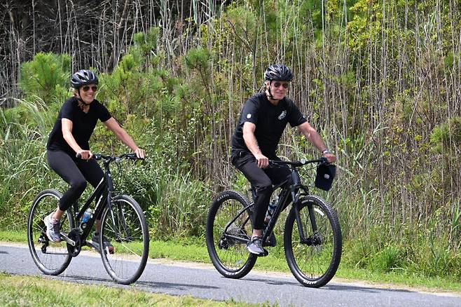질 바이든 미국 영부인과 조 바이든 미국 대통령이 31일(현지시간) 델라웨어주 레호봇 해변의 고든 폰드 주립공원을 자전거를 타고 있다. (사진=AFP)