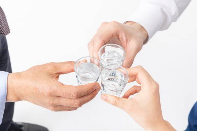 술을 조금만 마셔도 혈압이 상승하는 것으로 나타났다. [사진=클립아트코리아]