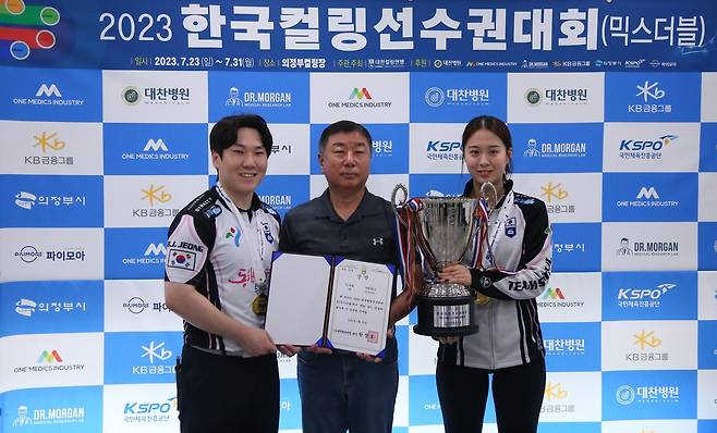 정병진(왼쪽)과 김지윤(오른쪽)이 2023 한국컬링선수권대회 믹스더블 우승을 차지했다. (대한컬링연맹 제공)