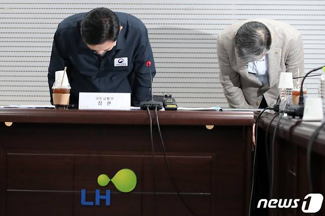 원희룡 국토교통부 장관과 이한준 한국토지주택공사(LH) 사장이 30일 오후 서울 강남구 한국토지주택공사(LH) 서울지역본부에서 사과하고 있다. 2023.7.30/뉴스1 ⓒ News1 이승배 기자