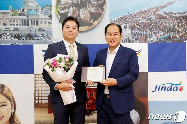 한국맥도날드 하만기 SCM 이사가 김희수 진도군수로부터 표창을 수상하고 있다.(한국맥도날드 제공)