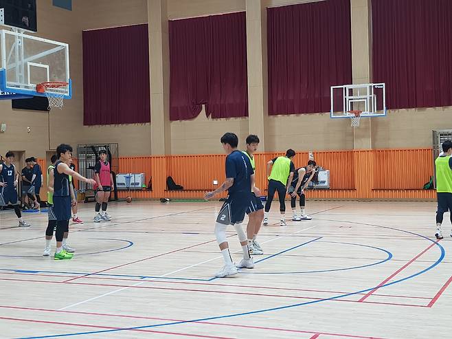 허웅 최준용 등 KCC 선수들이 코트 훈련을 하고 있다. 태백=최만식 기자