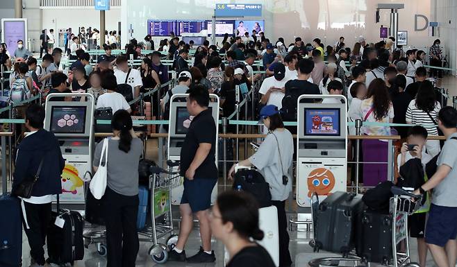 여름 휴가철을 맞은 30일 오전 인천국제공항 출국장에서 해외로 떠나는 이용객들이 탑승수속을 밟고 있다./뉴스1