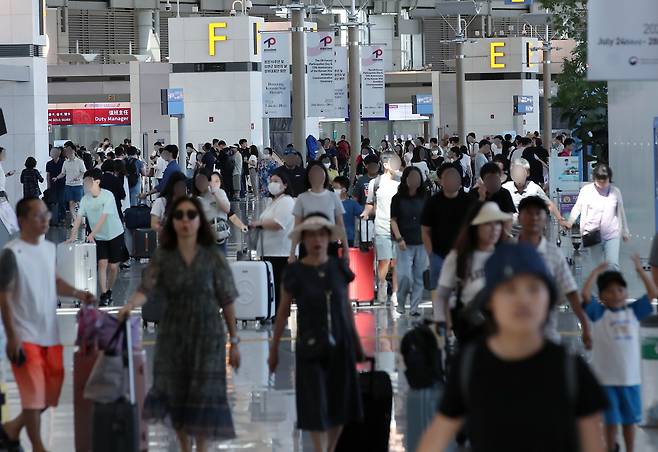 코로나 엔데믹 후 첫 여름 휴가 성수기를 맞아 북적이는 인천국제공항. /뉴스1