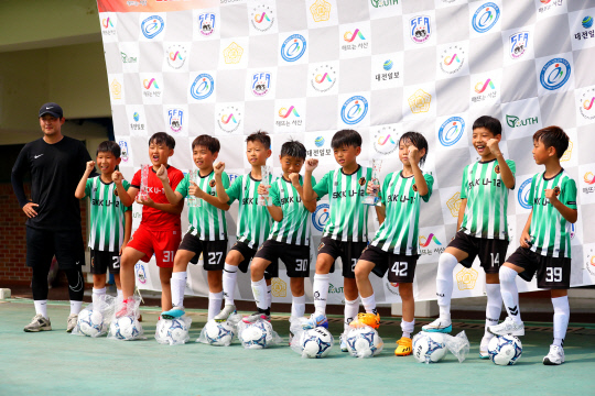 1일 서산시장배 국제유소년 축구대회 챔피언부 4학년 경기에서 세종 SKKFC가 우승해 기념사진을 촬영하고 있다. 사진=김영태 기자