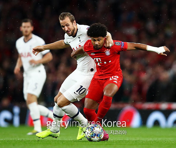 LONDON, ENGLAND - OCTOBER 01: Serge Gnabry of FC Bayern Munich battles for possession with Harry Kane of Tottenham Hotspur during the UEFA Champions League group B match between Tottenham Hotspur and Bayern Muenchen at Tottenham Hotspur Stadium on October 01, 2019 in London, United Kingdom. (Photo by Julian Finney/Getty Images)