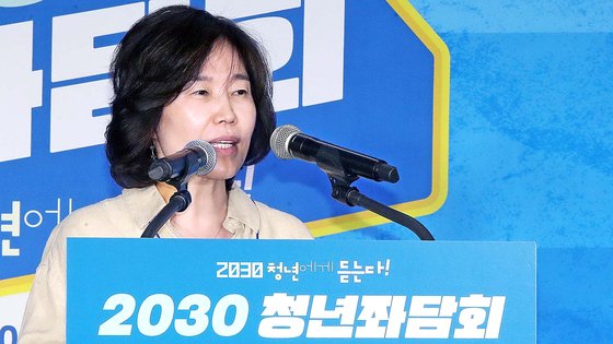 김은경 위원장이 30일 서울 성동구의 한 카페에서 열린 '2030 청년좌담회'에서 인사말을 하고 있다. 뉴스1