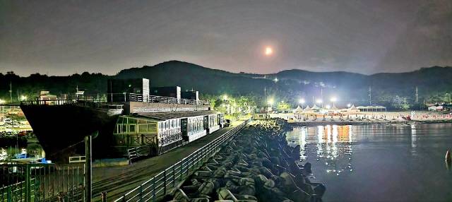 ▲ 대진항 다목적센터와 대진해안 야경.