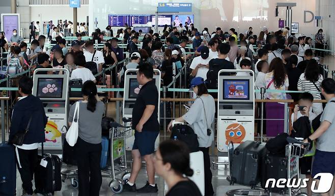 (인천공항=뉴스1) 이동해 기자 = 여름 휴가철을 맞은 30일 오전 인천국제공항 출국장에서 해외로 떠나는 이용객들이 탑승수속을 밟고 있다. 2023.7.30/뉴스1  Copyright (C) 뉴스1. All rights reserved. 무단 전재 및 재배포 금지.