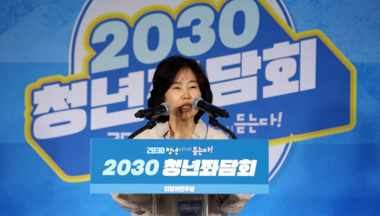 김은경 더불어민주당 혁신위원장이 30일 서울 성동구 성수동의 한 카페에서 열린 2030 청년좌담회에 참석해 인사말을 하고 있다. 뉴시스