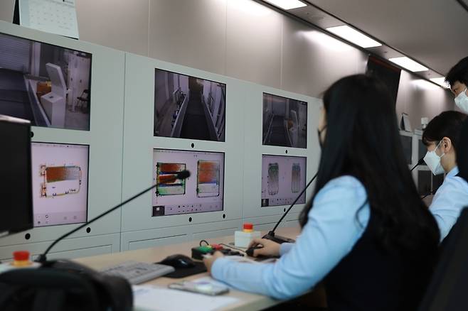 [인천공항=뉴시스] 홍찬선 기자 = 사진은 인천본부세관 직원들의 3D X-Ray 검색기를 통해 승객들의 수하물을 판독하는 모습. (사진=인천공항세관 제공) 2023.08.01. photo@newsis.com *재판매 및 DB 금지