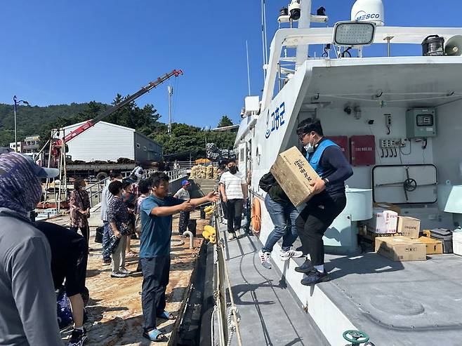 전남 고흥군 시산도 항로에 긴급투입한 행정선. 고흥군 제공 *재판매 및 DB 금지