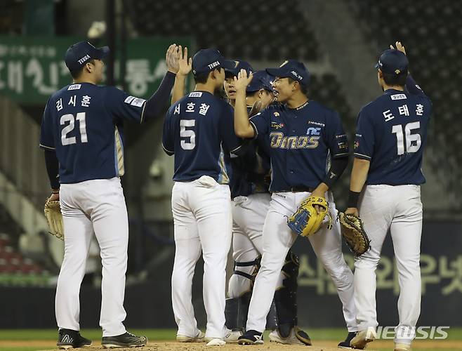 [서울=뉴시스] 김근수 기자 = 4일 서울 송파구 잠실야구장에서 열린 2023 KBO 리그 NC다이노스와 LG트윈스의 경기, 3대 1로 NC다이노스의 승리, 마무리 투수 NC 선수들이 기쁨을 나누고 있다. 2023.06.04. ks@newsis.com