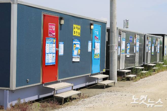 제25회 새만금 세계스카우트 잼버리 델타 구역에 있는 화장실 3개 동. 남자 화장실 변기 6개 모두 도저히 사용할 수 없는 청결상태를 보였다. 송승민 기자