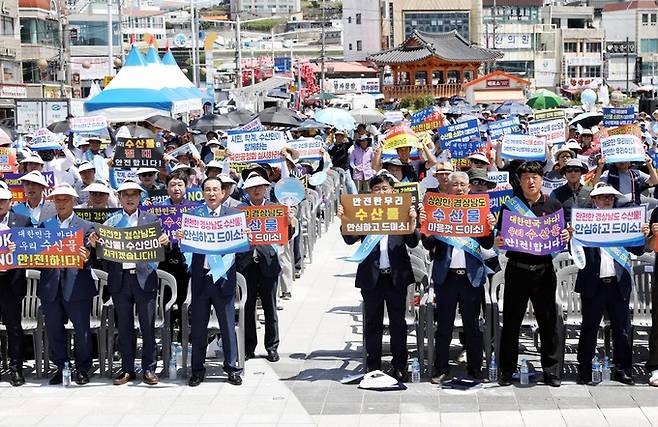 1일 통영시 강구안 문화마당에서 경남 관내 수협조합장과 어업인 1,500여명이 '수산물 안전 대국민 호소 결의대회'를 열어 "안심하고 수산물을 소비해 달라"고 호소하고 있다. 수협 제공