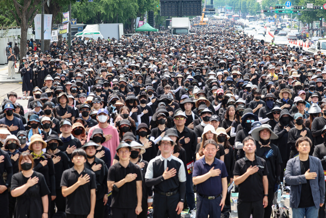 전국 각지에서 모인 교사들이 29일 서울 종로구 경복궁역 사거리 인근에서 열린 공교육 정상화를 위한 집회에 고인이 된 서이초 담임교사를 추모하기 위한 검은색 복장으로 참석하고 있다. 연합뉴스