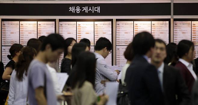 '이구백' '장미족' '삼일절' 등은 고달픈 취업난으로 자존감이 떨어진 청년들을 대변한 신조어다.[사진=연합뉴스]