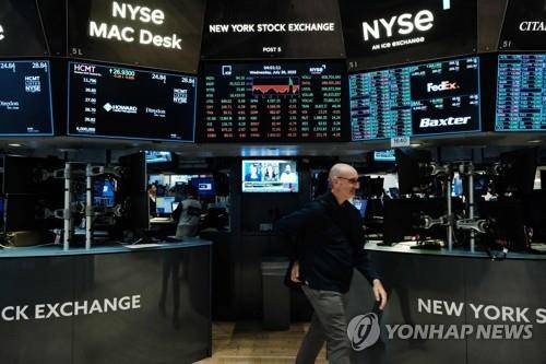 뉴욕 증권거래소의 트레이더 [AFP 연합뉴스 자료사진]