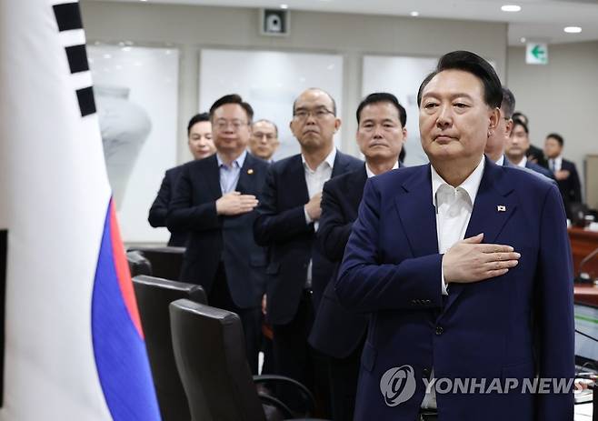 국기에 경례하는 윤석열 대통령 (서울=연합뉴스) 임헌정 기자 = 윤석열 대통령이 1일 서울 용산 대통령실 청사에서 열린 국무회의에서 국기에 경례하고 있다. 2023.8.1 kane@yna.co.kr