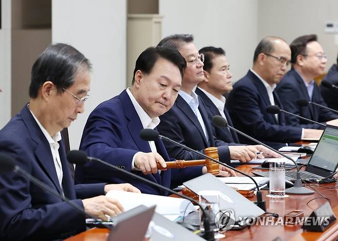 국무회의 개회 선언하는 윤석열 대통령 (서울=연합뉴스) 임헌정 기자 = 윤석열 대통령이 1일 서울 용산 대통령실 청사에서 열린 국무회의에서 개회를 선언하고 있다. 2023.8.1 kane@yna.co.kr