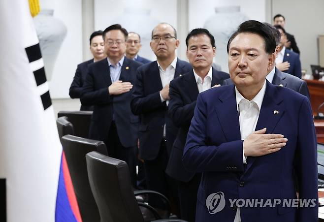 국기에 경례하는 윤석열 대통령 (서울=연합뉴스) 임헌정 기자 = 윤석열 대통령이 1일 서울 용산 대통령실 청사에서 열린 국무회의에서 국기에 경례하고 있다. 2023.8.1 kane@yna.co.kr