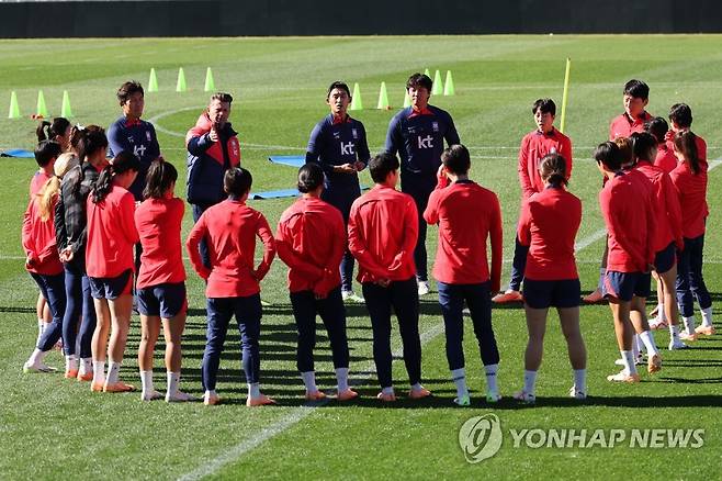 '마지막까지 최선을' (캠벨타운[호주]=연합뉴스) 김주성 기자 = 한국 여자 축구대표팀 선수들이 31일 오전(한국시간) 호주 시드니 외곽의 캠벨타운 스포츠 스타디움에서 회복훈련을 하고 있다. 
    앞선 콜롬비아, 모로코와의 조별리그 두 경기에서 연패한 대표팀은 다음달 3일 독일과 3차전을 치른다. 2023.7.31 utzza@yna.co.kr