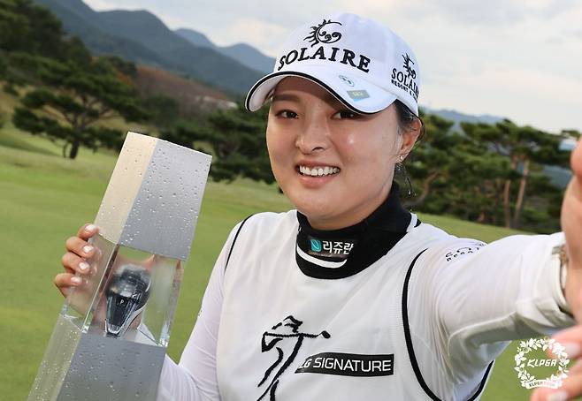 트로피 들고 기념 촬영하는 고진영 2021년 10월 24일 부산 기장군 LPGA 인터내셔널 부산에서 열린 미국 여자프로골프(LPGA) 투어 BMW 레이디스 챔피언십 최종 라운드에서 고진영이 우승 후 트로피와 함께 기념 촬영을 하고 있다. [KLPGA 제공. 재판매 및 DB 금지]