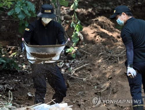 영아 시신을 찾기 위한 수색작업 [경기남부경찰청 제공. 재판매 및 DB 금지]