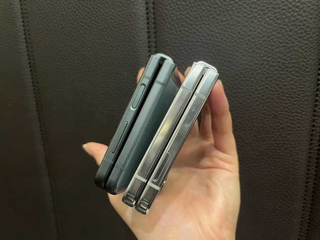 갤럭시Z플립3(왼쪽)와 갤럭시Z플립5(오른쪽). 두 제품의 힌지 차이가 극명하다./사진=백유진 기자 byj@