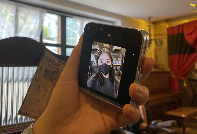 갤럭시Z플립5 커버 화면에서 셀피를 찍는 모습./사진=백유진 기자 byj@